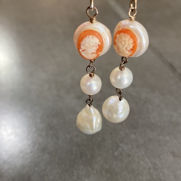 CAMEO AND CULTURED PEARL EARRINGS - Picture 4 of 4